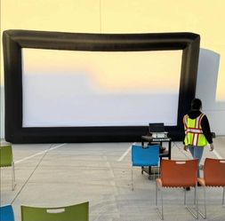 Giant inflatable movie screen