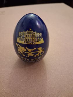 Vintage 1999 White House Easter Egg Roll Official Commemorative Wooden Egg – Clinton Administration (Deep Violet/Blue & Gold)