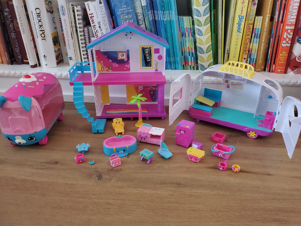 Shopkins house, camper, bus and accessories