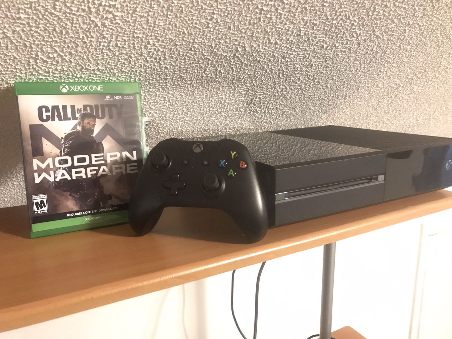 XBOX ONE 500G W/ BLACK WIRELESS CONTROLLER & MODERN WARFARE