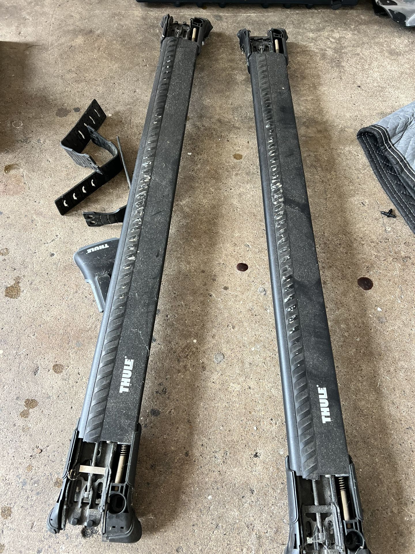 Thule aeroblade Edge Raised Rail Roof Rack
