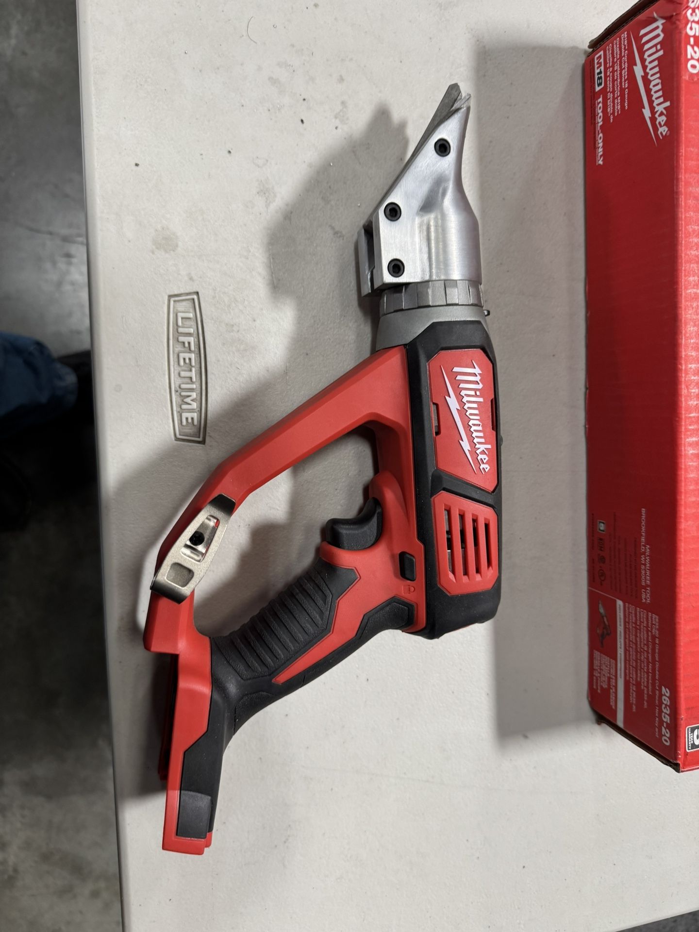 Milwaukee Fuel 18 Gauge Cordless Shears (2)