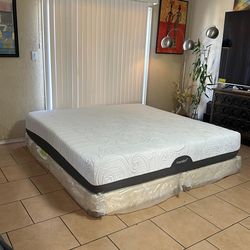 VERY NICE KING SIZE  SERTA ICOMFORT MATTRESS AND BOXSPRINGS FOR SALE!  FREE DELIVERY