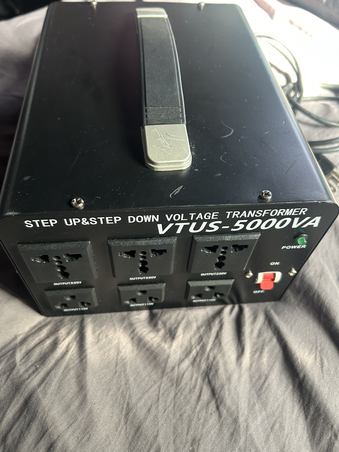 Transformer voltage,,110V / 230V,, VTUS - 5000 VA es husado pero esta muy bueno solo se huso 2 veces lo vendo asi de barato porque ya no lo necesito