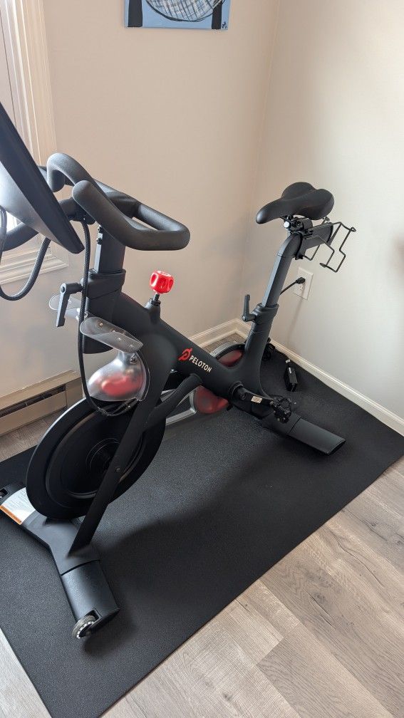 Peloton bike + Clips (x2) & Mat/Pad