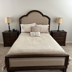     Queen Bedroom Set Like New 