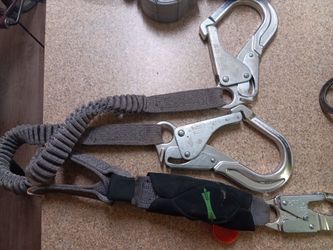 dual-leg shock-absorbing safety lanyard