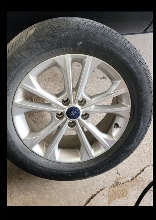 2018 Ford Escape rim and tire