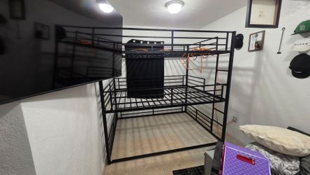 Triple bunk bed