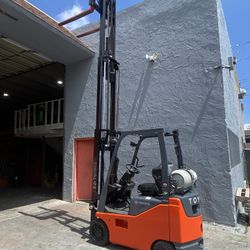 Toyota 8FGCU15 3 Stage Forklift Like New Only 349 Hours