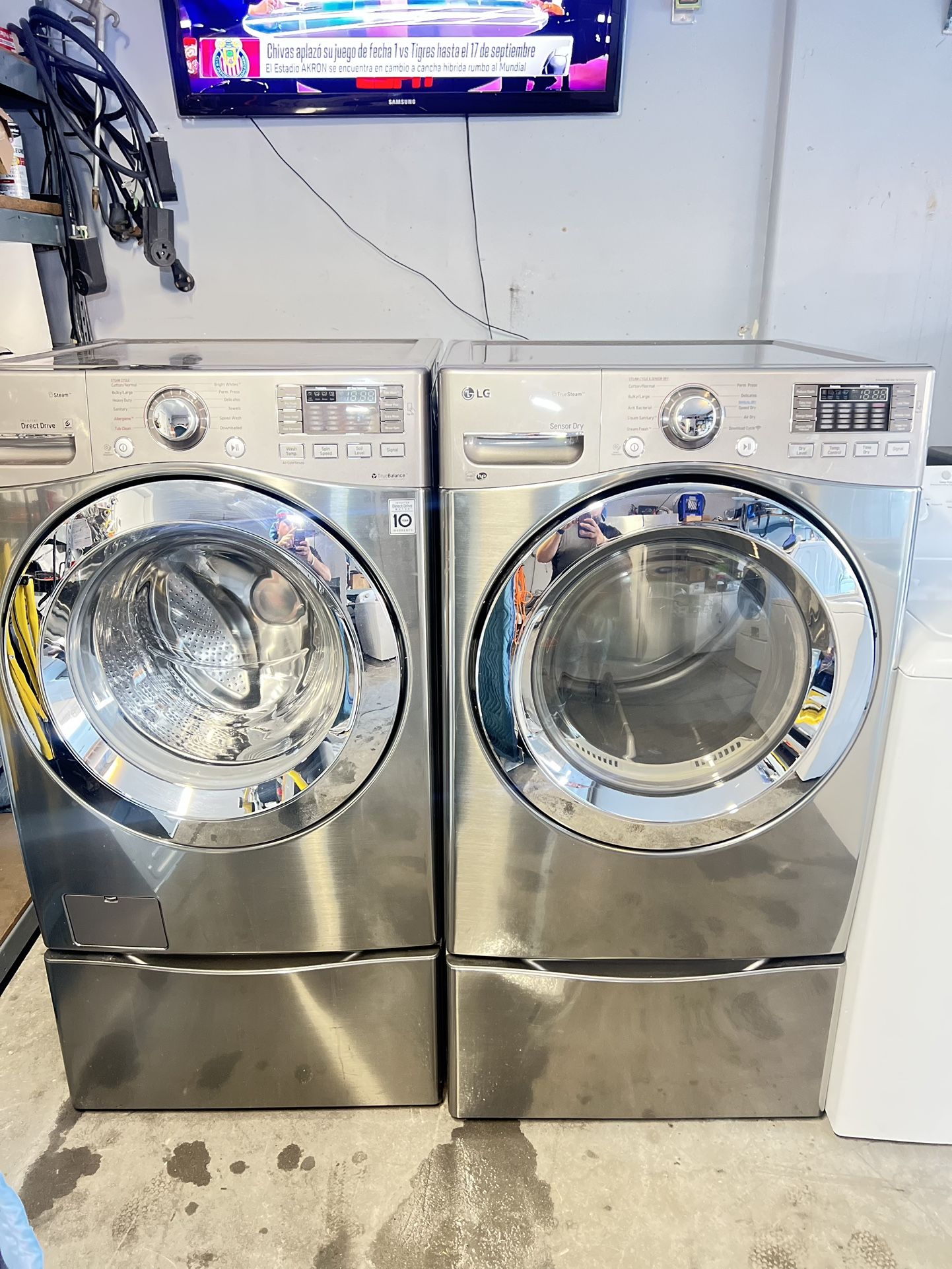 LG Washer And Gas Dryer With Pedestal