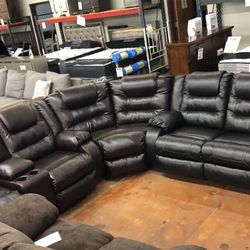 Vacherie Black Reclining Sectional /couch 