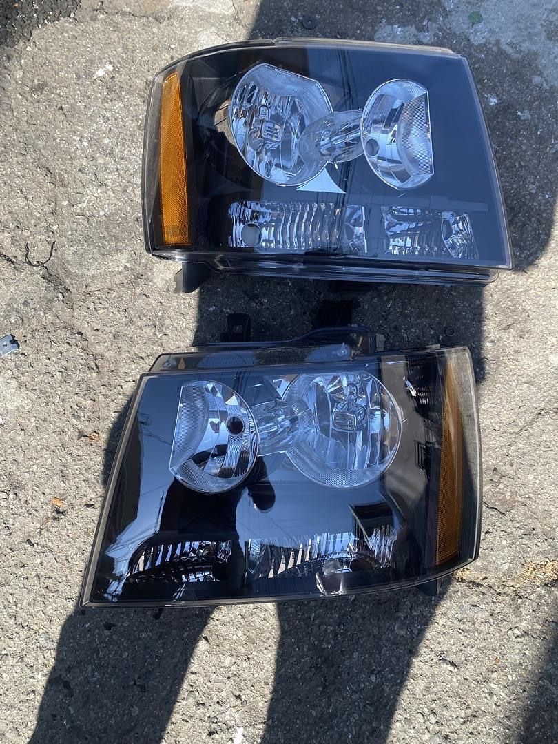 [07-14] [Chevy Tahoe/Avalanche] Black Amber Headlights (Back Small Tabs Broken) - Faros Delanteros negro 