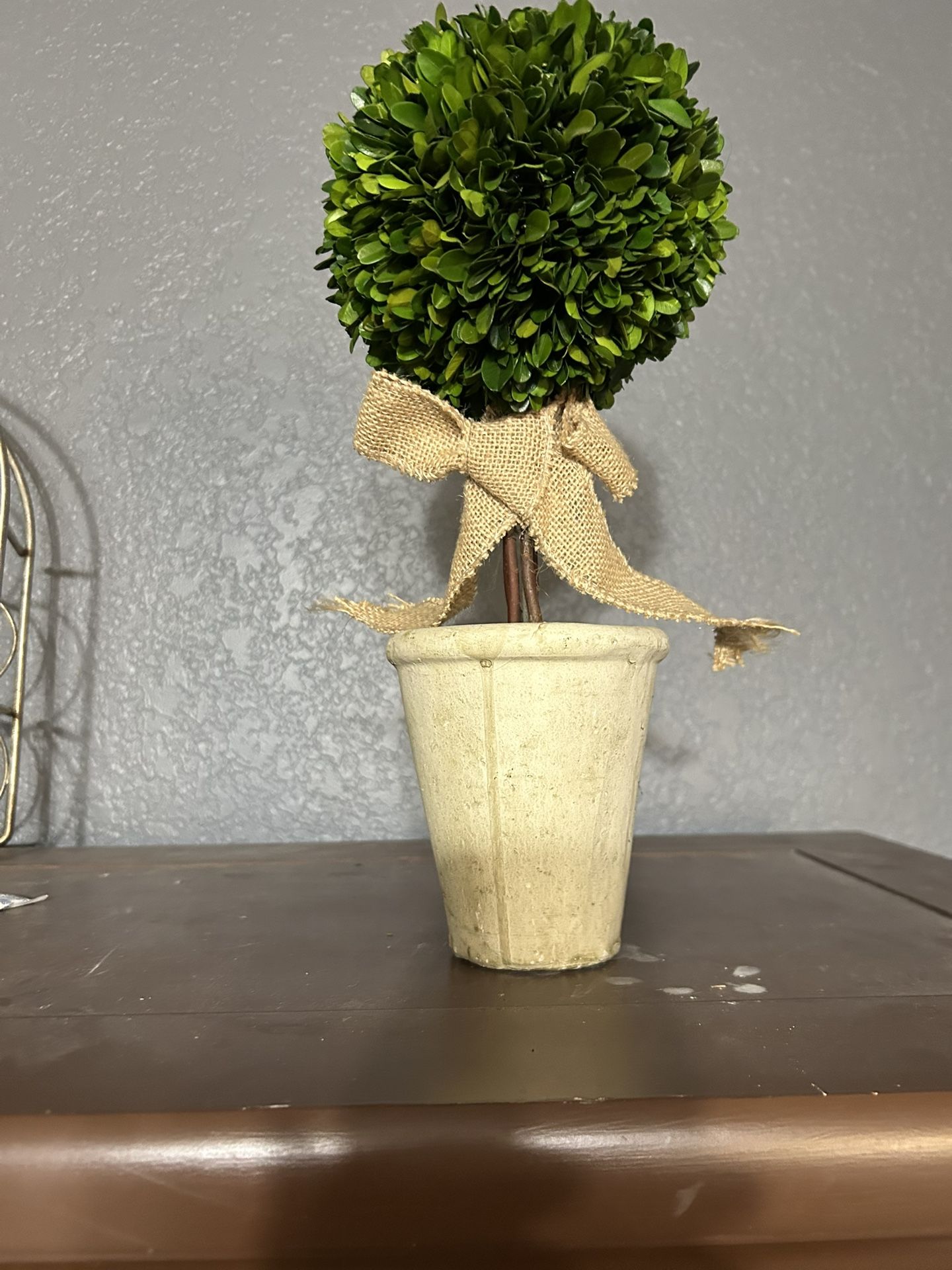 Artificial topiary plant