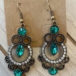 New Jeweled Emerald Green Dangle Drop Earrings. 