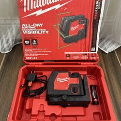Milwaukee 100 ft. REDLITHIUM Lithium-Ion USB Green Rechargeable Cross Line Laser Level with Charger