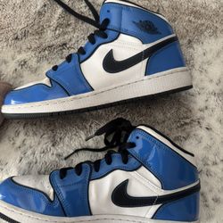 AIR JORDAN 1 MID SE "SIGNAL BLUE"