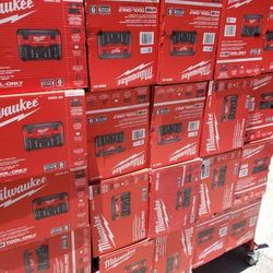 Milwaukee  Vacumm M18 2da Generation  2gal Each 