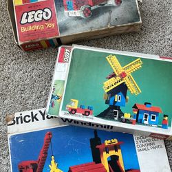 TONS OF VINTAGE LEGOS