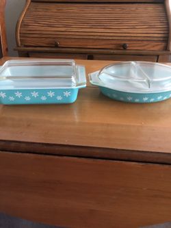 Vintage oval and square Pyrex snowflake casserole set
