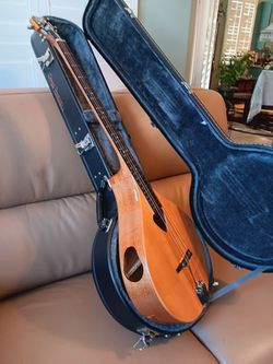 Baritone ukulele bouzouki