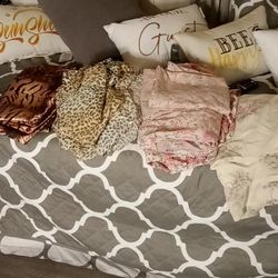 3 Flat Queen Sheets Like New And 2 Complete Sets t