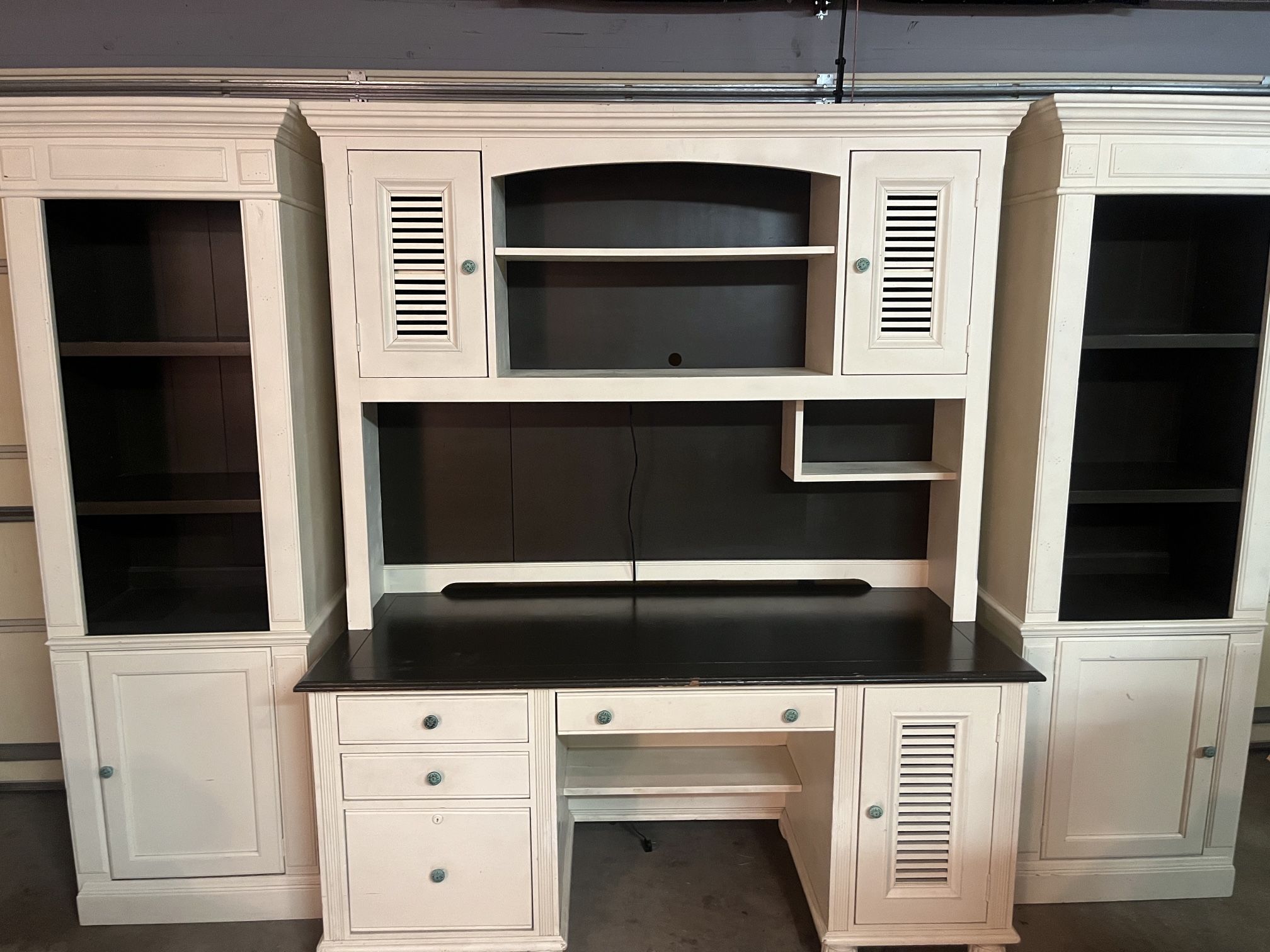 Beautiful Solid Wood Desk Set With Hutch and 2 Bookshelves