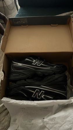 Sneaker , New balance, black & silver  , size 6.1/2