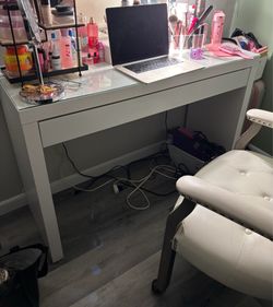 Vanity table