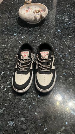 Sz 6  black & White True Religion Sneakers