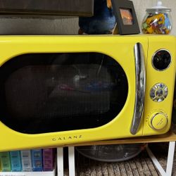Galanz 0.7 Cu ft Retro Countertop Microwave Oven, 700 Watts, Yellow, New