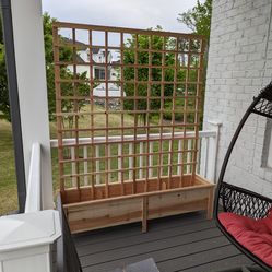 Raised garden bed / planter with trellis