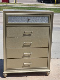 DRESSER