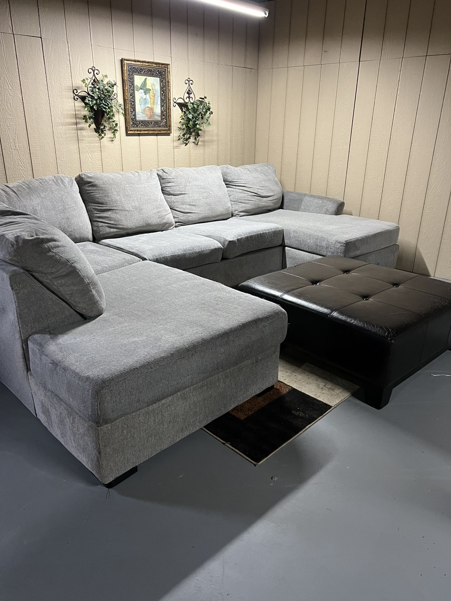 Couch Sectional Broyhill *FREE DELIVERY*