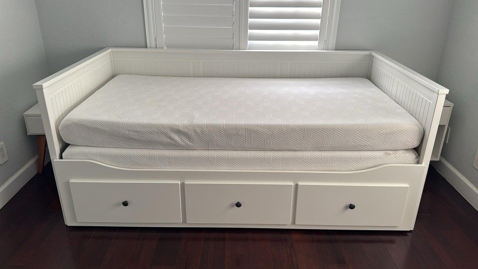 IKEA HEMNES Daybed w/ 3 Drawers – Excellent Condition, No Assembly -(2 FREE Mattress)