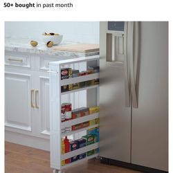 Full shelf between cabinets