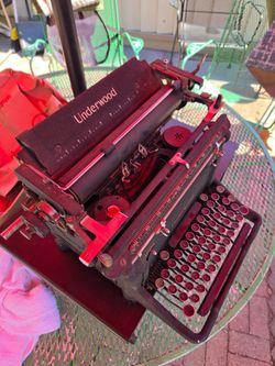 Vintage underwood typing machine