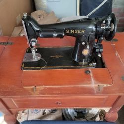 Vintage 1941 Singer Sweing Machine and Table 