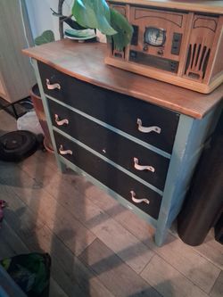 Three drawers dresser