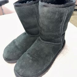 Used Black Uggs Classic Short Size 8