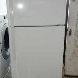 G.E. REFRIGERATOR WORKS GREAT