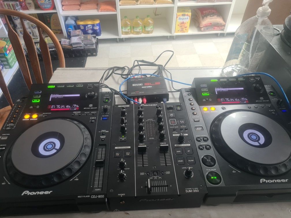 Two CDJ 900 Pioneer With DJM-350 Mixer & SL2 Serato