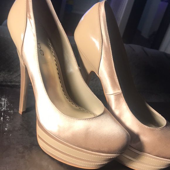 *GENTLY USED* BEBE Rielle Stilettos Platform Pumps Heels Size 8 in BEIGE color