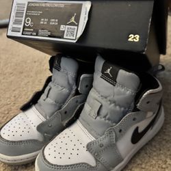 Gray And White Nike Shoes 