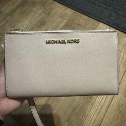michael kors wristlet 