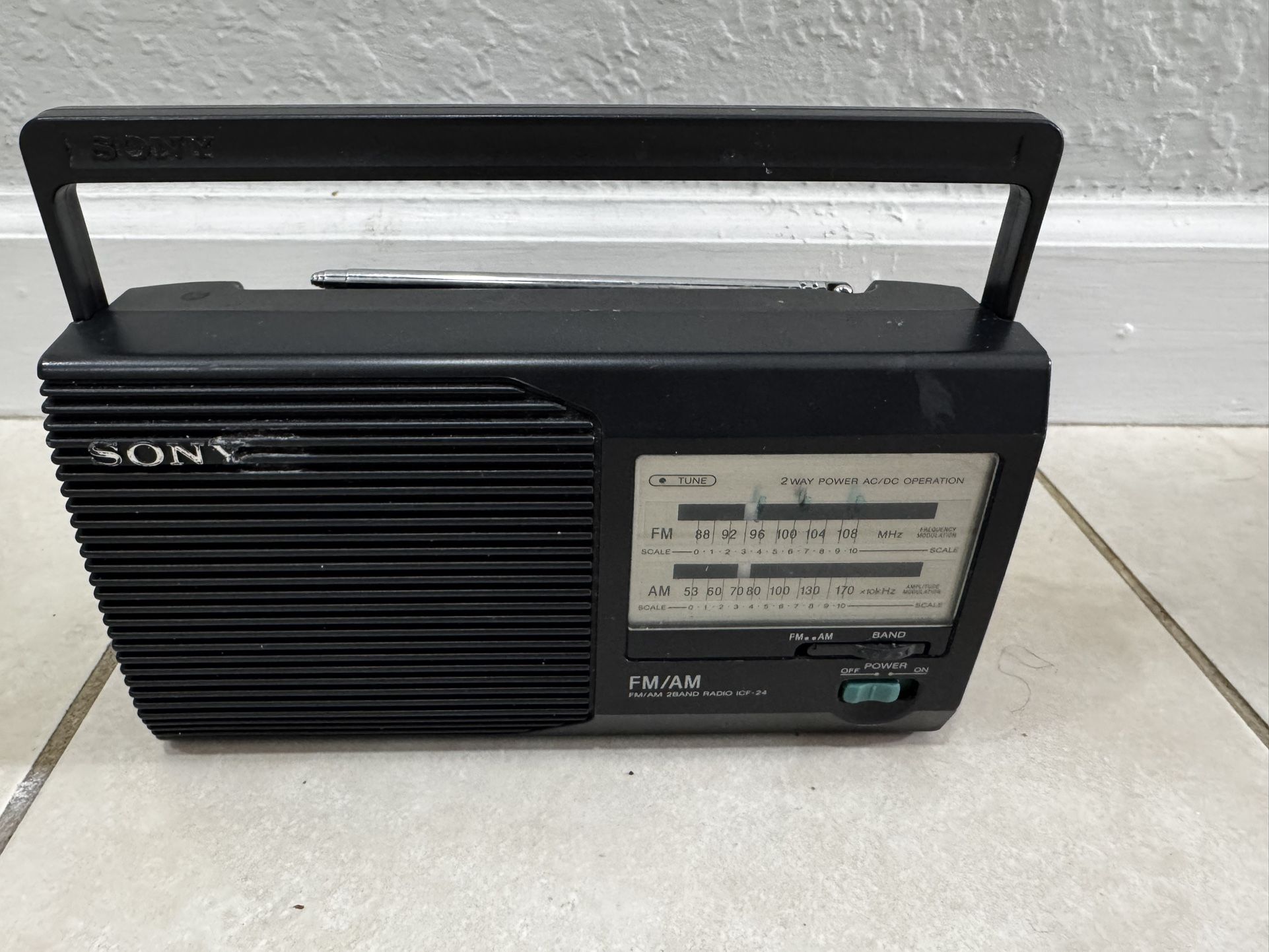 Sony FM/AM 2 Band Radio ICF-24 Portable AC/DC Uses 4 AA Batteries. Working