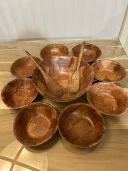 Vintage Woven Wood Salad Bowls set. Like New condition Shipping available