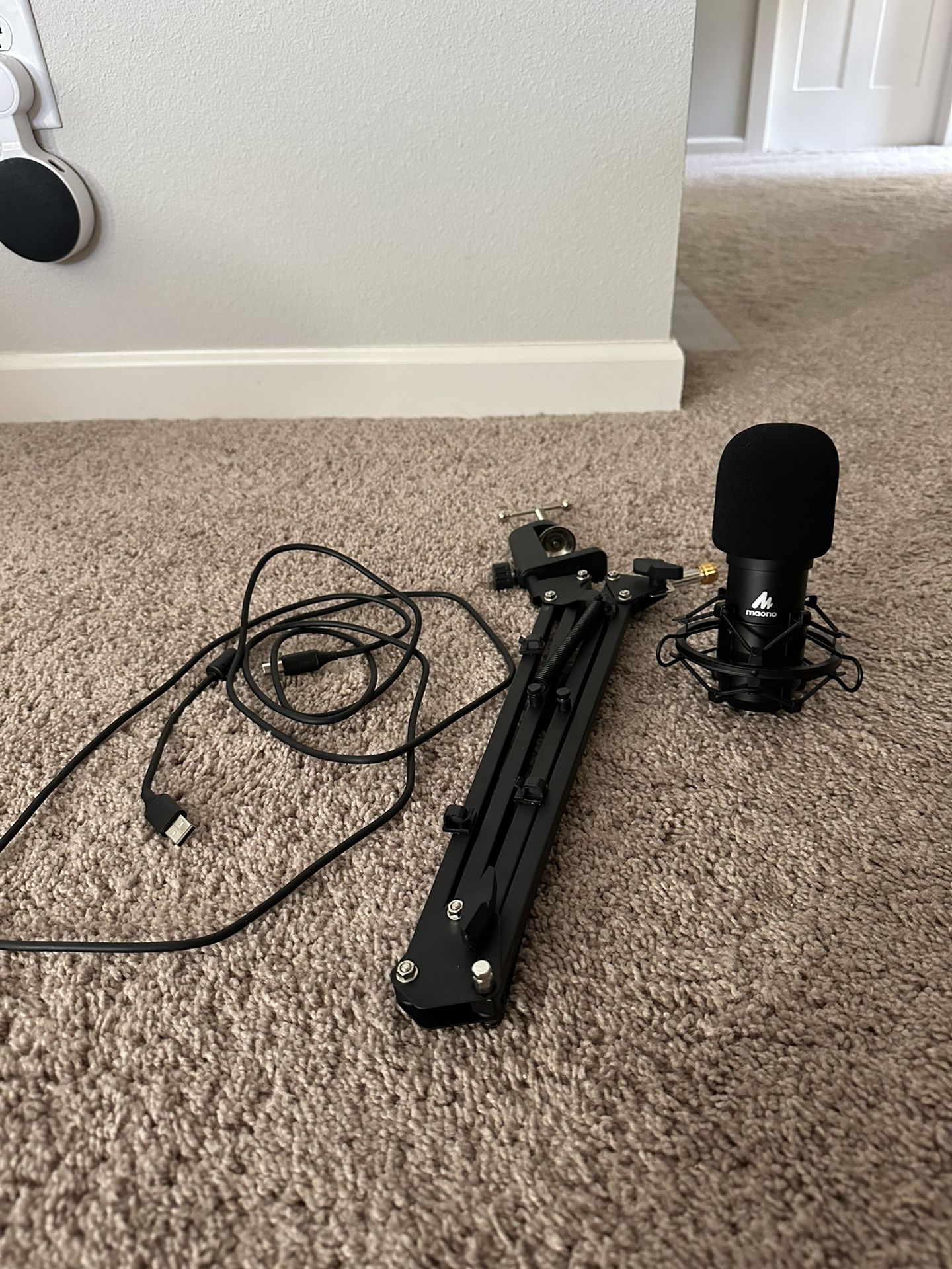 Moano USB Microphone with Mount