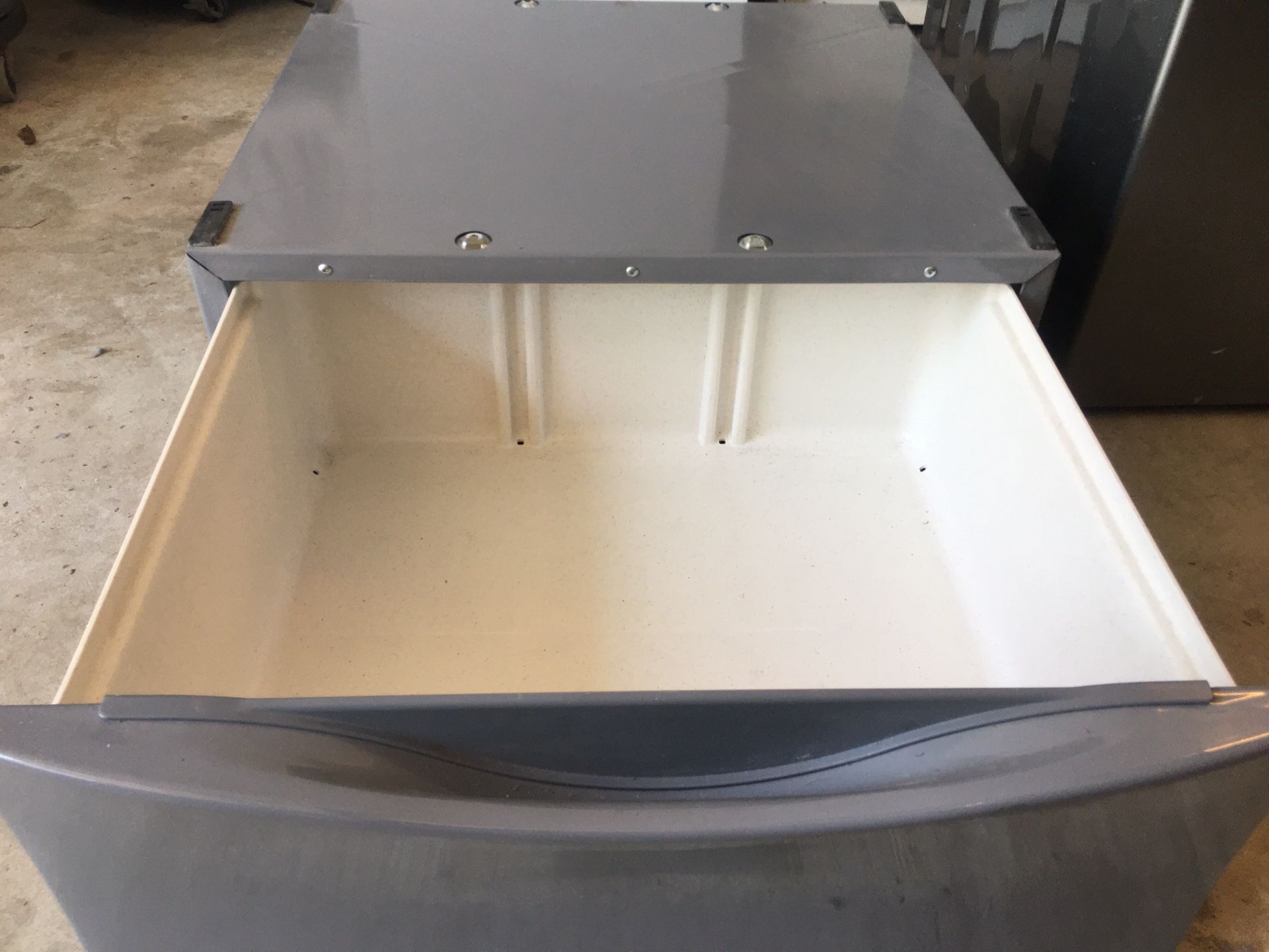 Whirlpool pedestal! Perfect condition! 80.00