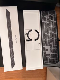 Apple - Magic Keyboard full size with Numeric Keypad (Lightning Port) - space gray